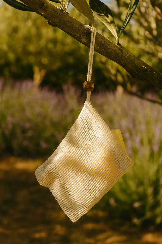 Filet à savon pendu à un olivier dans un jardin en Provence