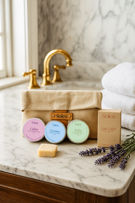 trousse soleu dans une salle de bain de type provençale avec un brin de lavande et des serviettes de toilettes pliées