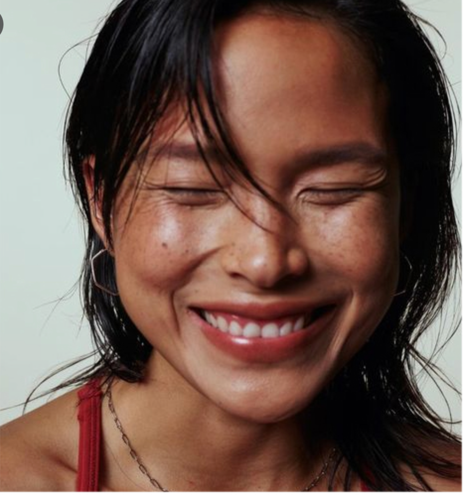 Portrait d'une jeune femme asiatique qui sourit 