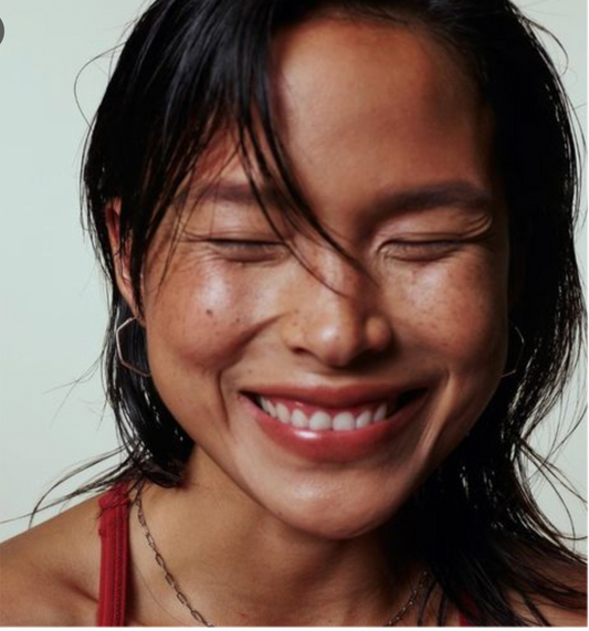 Portrait d'une jeune femme asiatique qui sourit 